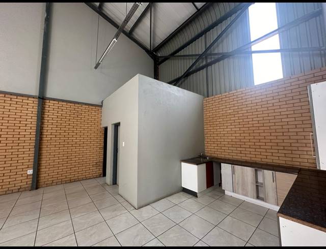 186.03M² WAREHOUSE TO LET IN CLAYVILLE